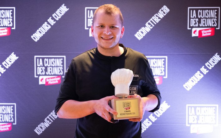 Mann mit Pokal