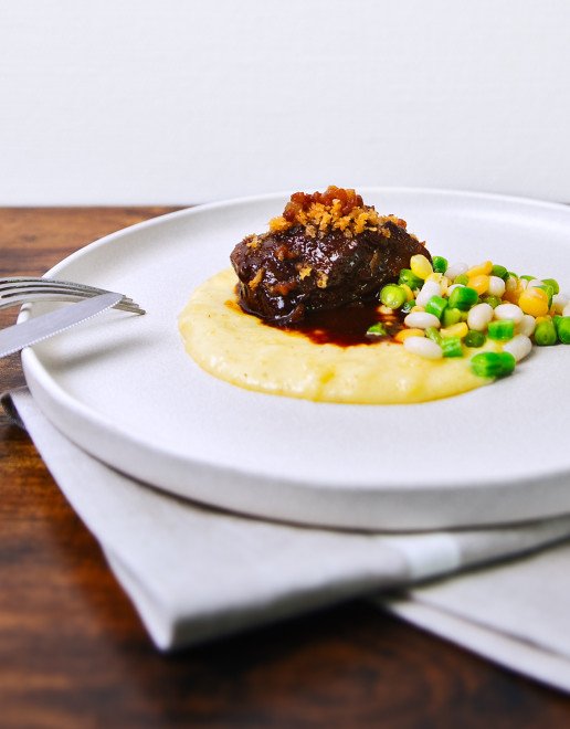 Schweinsbäckli mit Crumble und Erbsen-Bohnen-Salat
