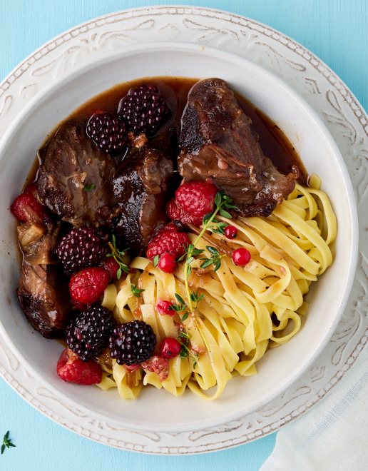Rindsbaeggli mit Waldbeeren-Sauce