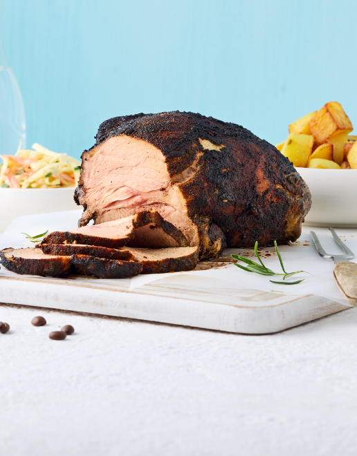 Schweinsschulter im Coffee-Rub mit Coleslaw und Bratkartoffeln