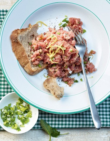 Rezept_Kalbstatar_mit_Feigensenf_Kapern_Fruehlingszwiebeln_und_Zitronenmelisse