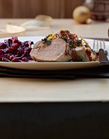 Rezept_Schweinsfilet_mit_Zitronenmelisse_Wacholder_und_Rotkabis_Salat_mit_Preiselbeeren