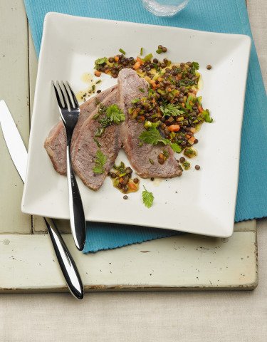 Rezept_Siedfleisch_vom_Rind_mit_warmer_Kraeutervinaigrette_und_Balsamico_Linsengemuese