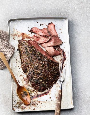 Rindshuftdeckel niedergegart mit Bier Koriander und Salbei