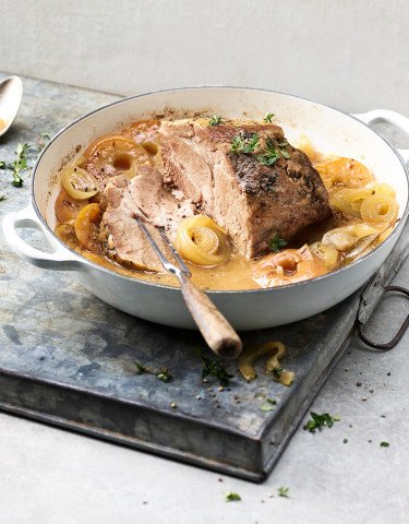 Schweinshals in Most geschmort mit Zwiebeln