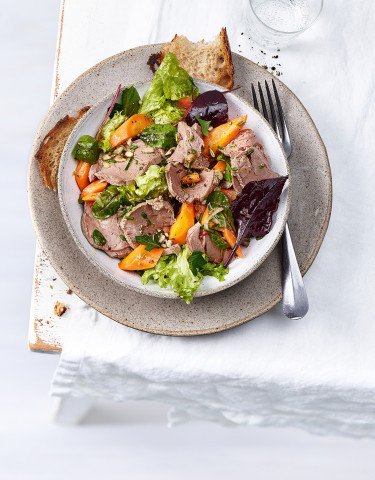Pochiertes Kalbsfilet auf buntem Salat