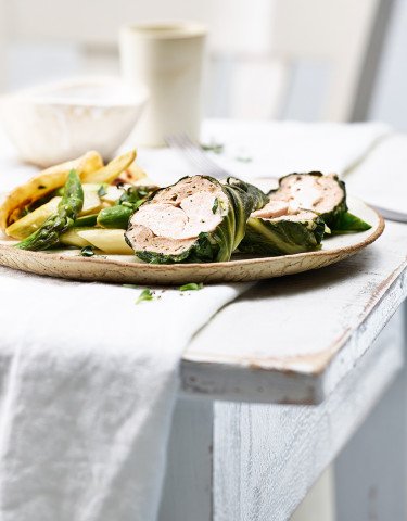 Pouletbrust mit Kräuterbrät im Estragonsud pochiert