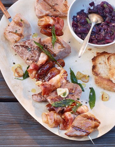 Fleischspiesse mit Speck, Datteln und Zwiebel-Confit