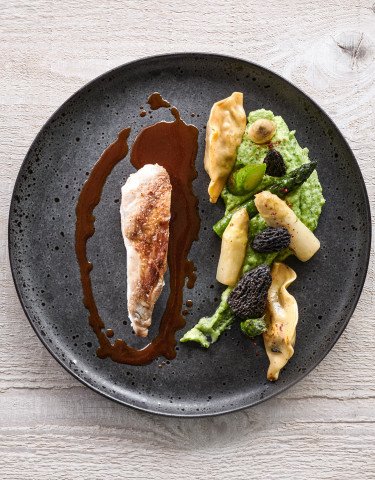 Alpstein-Poulet mit Spargeln an Morcheln und Bärlauch-Ribelmais
