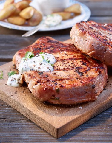 Schweinskotelett vom Grill mariniert mit dunklem Bier