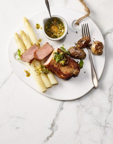kalbssteak mit spargeln an passionsfrucht vinaigrette