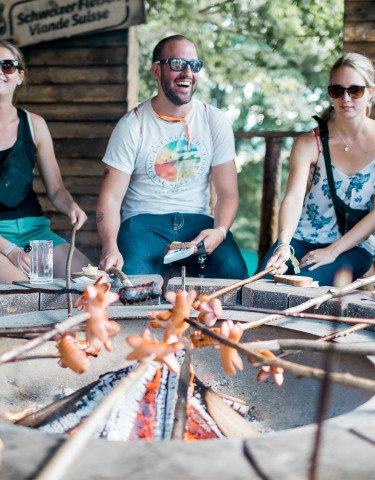 Menschen rund um das Campfire