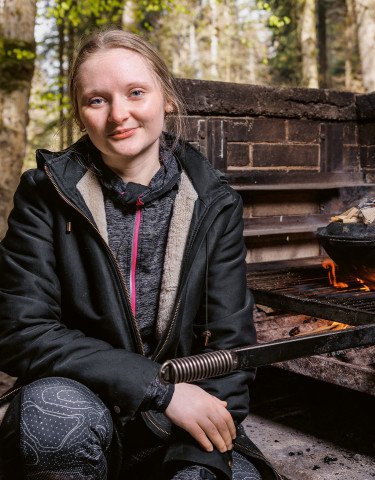 Anastasia bei Feuerstelle MuG 2/23