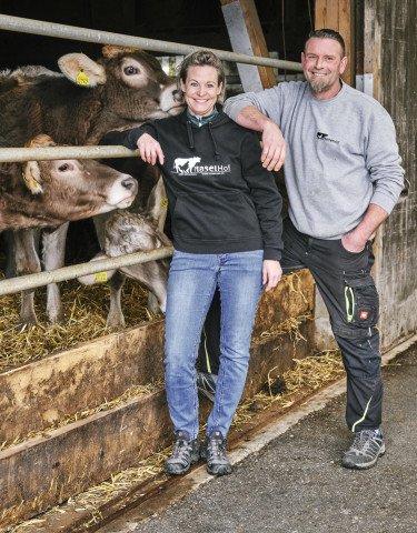 Haselhof Betreibende im Porträt mit Kälber