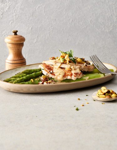 Schweinsschnitzel auf grünem Spargel