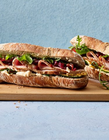 bratensandwich_mit_humus_und_zucchetti