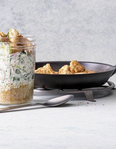 Gebratenes Sesam Huhn mit Hüttenkäse Gurkensalat