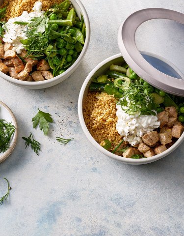 Grüne Gemüsebowl mit Schweinefleisch