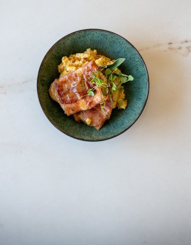 SALTIMBOCCA VOM SCHWEINSNIERSTÜCK MIT CREMIGER MASCARPONE-POLENTA