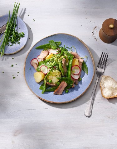 Salade de pommes de terre et légumes avec viande de veau