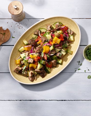 Sommerlicher Siedfleischsalat mit Peperoni, Gurken und Oliven